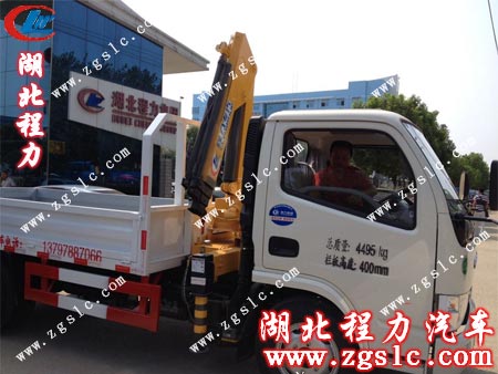 送車(chē)師傅徐師傅做好出發(fā)前的檢查 送車(chē)師傅徐師傅做好出發(fā)前的檢查