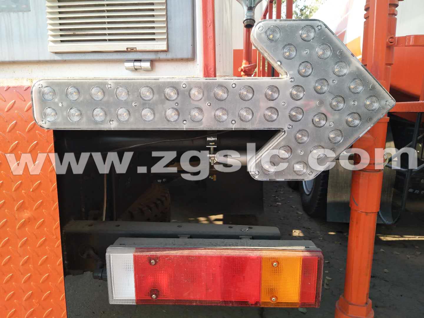 湖北程力集團東風后雙橋抑塵車