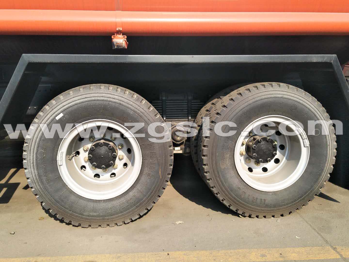 湖北程力集團東風后雙橋抑塵車