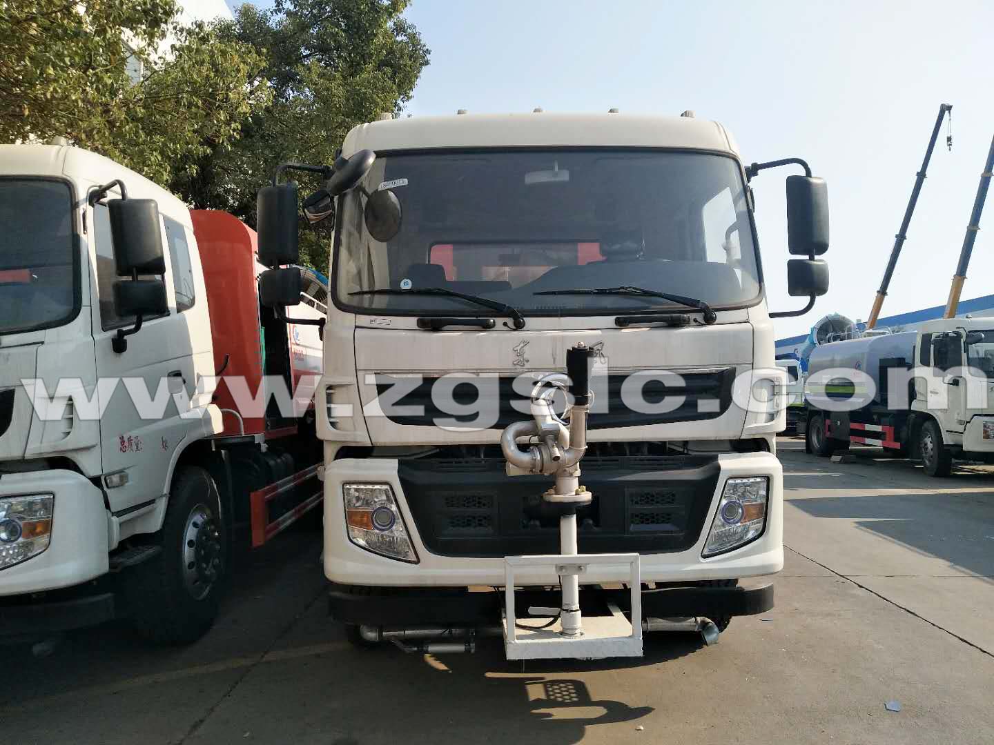 湖北程力集團東風后雙橋抑塵車