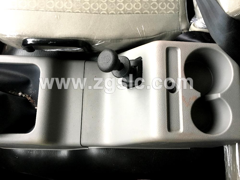 程力東風(fēng)后雙橋22噸灑水車黃牌（國五）內(nèi)飾