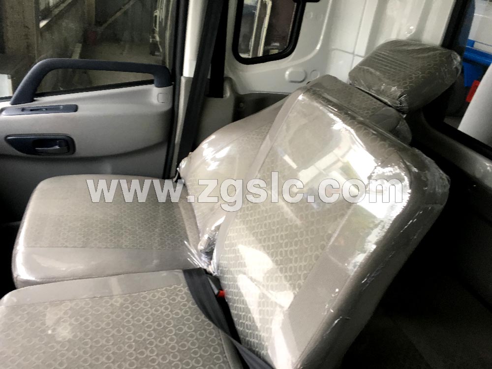 程力東風(fēng)后雙橋22噸灑水車黃牌（國五）內(nèi)飾