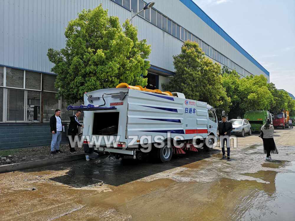 湖北程力東風大多利卡掃路車帶雪鏟（國五）