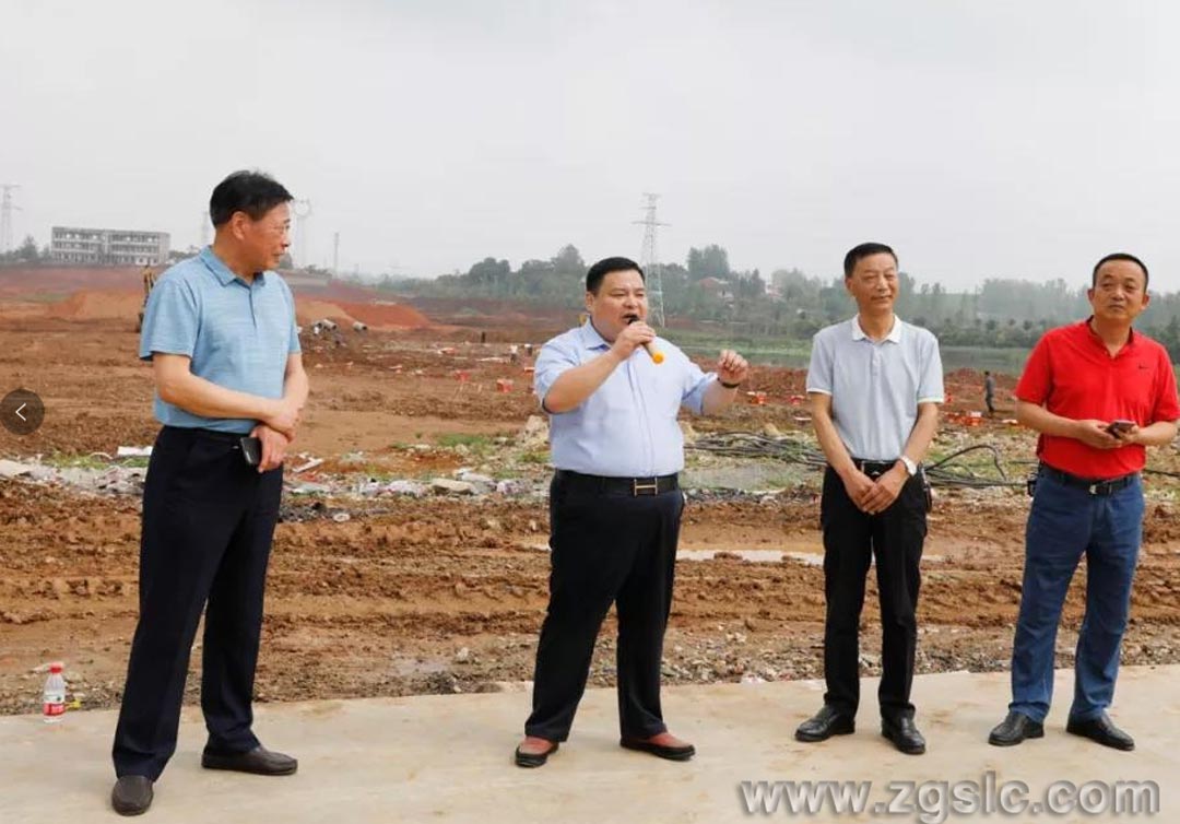 程力汽車集團(tuán)總經(jīng)理程阿羅(左二)、常務(wù)副總經(jīng)理程國(guó)強(qiáng)(右二)、黨委書記何儒安(左一)、副總經(jīng)理黃尚財(cái)(右一)先后分別發(fā)言表示祝賀 程力汽車集團(tuán)總經(jīng)理程阿羅(左二)、常務(wù)副總經(jīng)理程國(guó)強(qiáng)(右二)、黨委書記何儒安(左一)、副總經(jīng)理黃尚財(cái)(右一)先后分別發(fā)言表示祝賀