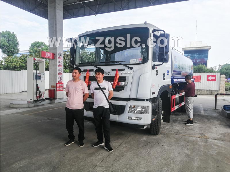 2019/05/31 鄭州吳總、唐總在程力專用汽車股份有限公司自提一輛12方東風D9噴霧車，單號26729