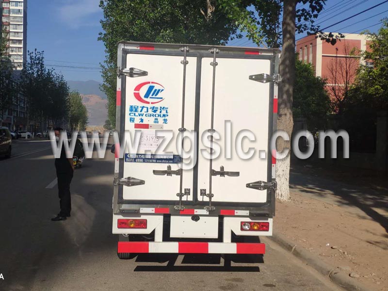 為康總和福田祥菱v1冷藏車合影.jpg 為康總和福田祥菱v1冷藏車合影.jpg