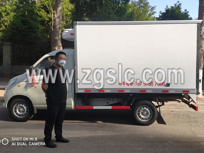 圖上為康總和福田祥菱v1冷藏車合影.jpg 圖上為康總和福田祥菱v1冷藏車合影.jpg