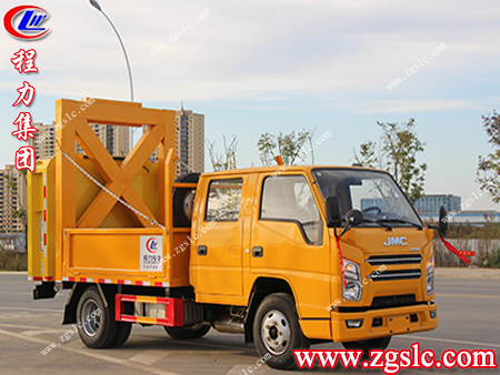 道路上施工人員安全如何得以保障？看看這輛防撞緩沖車(chē)的特別之處