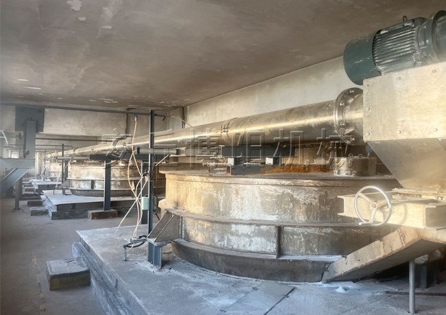 工業(yè)鹽管鏈輸送機使用現(xiàn)場、山東管鏈式粉體輸送機優(yōu)勢